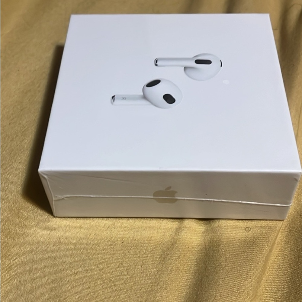 Apple AirPods with Charging Case - White - Picture 4 of 8
